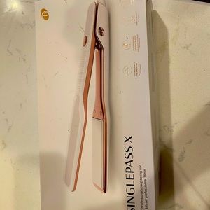 Like new T3 1.5 inch straightening iron